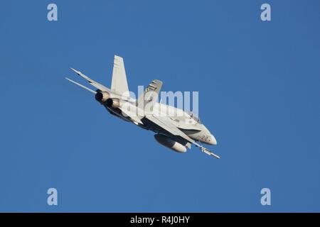 Un F-18 décollant de la Base Aérienne de Bodø. Banque D'Images