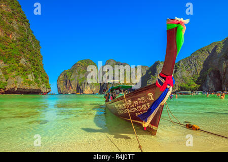 Maya Bay, Phi Phi Leh, Thaïlande - 31 Décembre 2015:long tail boat, bateau traditionnel en bois typique, près de la rive de la baie de Maya Beach lagoon. Ko Phi Phi Leh, l'île de Krabi dans la mer d'Andaman. Saison d'été Banque D'Images