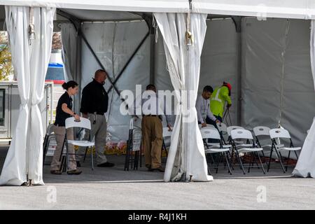 Panama City, FL., octobre 26, 20218--un centre de reprise après sinistre (RDC) est maintenant ouverte à Bay Comté. Le centre offre en personne aux particuliers et d'entreprises dans les comtés désignés dans la déclaration fédérale en cas de catastrophe de la Floride pour l'ouragan Michael. Des représentants de l'État de Floride, la FEMA, la Small Business Administration (SBA), et d'autres organisations sont au centre d'expliquer les programmes d'assistance disponibles et d'aider à relier les survivants avec des ressources qui correspondent le mieux à leurs besoins en matière de rétablissement. Les travailleurs mis en place une tente de fournir des sièges supplémentaires pour les survivants en attente d'inscription. La FEMA a/ Banque D'Images