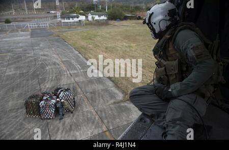 ESMERALDAS (Équateur (oct. 27, 2018) - Chef Aircrewman Naval (hélicoptère) Scott Chun, à partir d'Honolulu, des guides d'un MH-60S Seahawk, assigné à la mer "Chevaliers" de la mer de l'Escadron d'hélicoptères de combat (HSC), 22 en direction de matériel lors d'un ravitaillement vertical. L'USNS Comfort (T-AH 20) est de 11 semaines sur une mission d'appui médical à l'Amérique centrale et du Sud dans le cadre du U.S. Southern Command's Enduring promesse initiative. Travailler avec des partenaires gouvernementaux et de santé en Équateur, au Pérou, en Colombie et au Honduras, l'équipe médicale a entrepris des soins à bord et dans les centres médicaux, les aidant à rel Banque D'Images