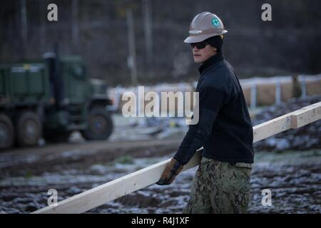 Opérateur d'équipement de la Marine américaine Peralesmedina avec Gerardo 22e Régiment de la construction navale dispose d'améliorations du bâtiment tandis que pour le camp au cours de l'exercice Trident stade 18 dans Voll, la Norvège, le 27 octobre 2018. Les lève-tôt et les allées Seabees construit dans tout le camp pour fournir des voies sèches et les zones de travail pour lutter contre le 2 Bataillon logistique et 2e Division de marines. Stade Trident 18 améliore les États-Unis et ses alliés de l'Otan et partenaires capacité à travailler ensemble collectivement pour mener des opérations militaires dans des conditions difficiles. Banque D'Images