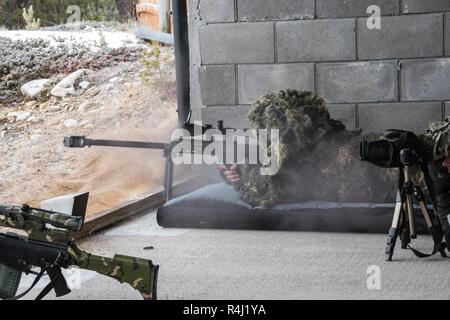 Un sniper de l'espagnol 4171 feux de bataillon de calibre .50 son fusil Barrett. Les tireurs d'élite du bataillon former leur adresse au tir près de Folldal au cours de l'exercice Trident Stade. Ils utilisent les Barrett calibre .50 Calibre .338 et l'exactitude de fusils de précision, tirant sur des cibles plus de 1,000 mètres. Le bataillon fait partie de la brigade Ariete italien et à 2018 en réserve des très haut degré de disponibilité Joint Task Force (VJTF) pour la Force de réaction de l'OTAN (NRF). Au total, quelque 50.000 soldats, 10.000 véhicules, 250 avions et 65 navires de 29 nations de l'OTAN et la Suède et la Finlande se p Banque D'Images