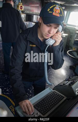 Océan Atlantique (oct. 26, 2018), l'étoile Hannah Lowery monte la garde à bord de la classe Arleigh Burke destroyer lance-missiles USS Winston S. Churchill (DDG 81), le 26 octobre 2018. Winston S. Churchill, homeported à Naval Station Norfolk, mène des opérations navales dans la sixième flotte américaine zone d'opérations à l'appui de la sécurité nationale des États-Unis en Europe et en Afrique. Banque D'Images