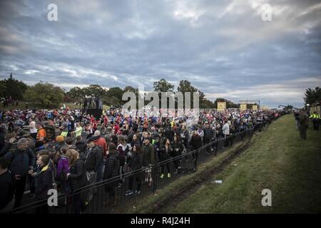 Recueillir des coureurs à la ligne de départ du 43e Marathon annuel de Marine Corps, Arlington, Va., le 28 octobre 2018. Aussi connu comme 'la', Marathon la course de 26,2 km a attiré environ 30 000 participants de promouvoir la forme physique, de générer la bonne volonté dans la communauté, et de mettre en valeur les compétences organisationnelles du Marine Corps. Banque D'Images