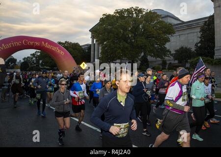 Près de 10 000 coureurs venus de tous les coins du monde pour participer à la 12e édition du Marathon du Corps des Marines (MCM) 10K, à Washington, D.C., le 28 octobre 2017. La course 6,2 km de la commune du parcours du marathon complet, allant du National Mall à la ligne d'arrivée dans Arlington, Va. Banque D'Images