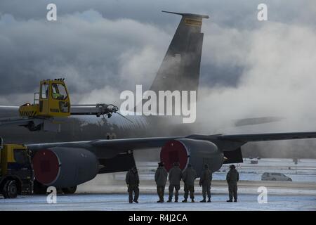 Les aviateurs de l'US Air Force avec la 171e Escadre de ravitaillement en vol, observez un Stratotanker KC-135T est dégivré sur la ligne de vol au cours de l'exercice Trident Stade 2018 à Kallax Air Base, Suède, le 26 octobre 2018. Enlever la neige et la glace des ailes, les stabilisateurs, et la dérive est essentiel d'être en mesure de décoller en toute sécurité. Banque D'Images