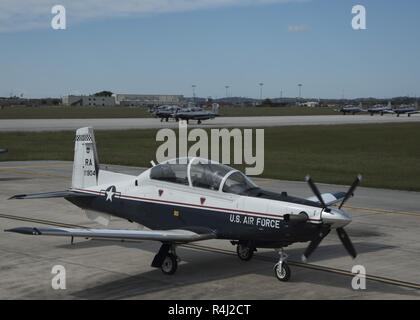 T-6 Texan II de la 559th Escadron d'entraînement au vol et de la 39e FTS a participé à une "marche de l'éléphant" 26 octobre 2018, à Joint Base San Antonio-Randolph, Texas. Un éléphant à pied est plus communément connue comme une "démonstration de force", mais les escadrons ici mené de un à entrer en contact avec leur patrimoine. L'exercice a été appelé un "Trot chèvre/serpent glisser" comme le 559th sont les combats boucs et le 39e sont les Cobras. Banque D'Images