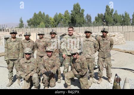 La province de Laghman, Afghanistan (27 octobre 2018) - Le général James C. McConville, Vice-chef d'état-major de l'armée, les soldats de la Brigade Raider visites du 2e Bataillon, 12e Régiment d'artillerie, 1er Stryker Brigade Combat Team, 4e Division d'infanterie, à la gare, conseiller, aider, commande à l'est l'administration centrale. Chaque soldat a expliqué leur position et les responsabilités et la manière dont il est l'impact de la liberté de fonctionnement et Sentinelle soutien ferme de la Mission. Banque D'Images