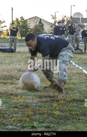 Un juge de l'armée américaine des avocats généraux Corp paratrooper affecté à la 1ère Brigade Combat Team, 82nd Airborne Division pousse un atlas ball à 50 mètres pendant la course de relais de leur premier Jeux Olympiques du JAG, le 29 octobre 2018 à Fort Bragg, Caroline du Nord. Chaque concurrent et de l'équipe a été poussé par de multiples exercices de remise en forme physique rigoureuse axée pour introduire les nouvelles normes de la nouvelle armée combattre Fitness Test. Banque D'Images