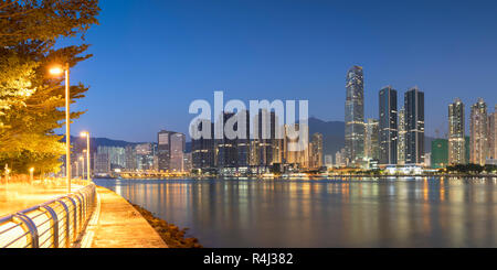 Tsing Yi, Promenade et skyline de Tsuen Wan avec Nina Tower at Dusk, Tsuen Wan, Hong Kong, Chine Banque D'Images