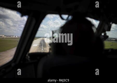 Le major Patrick Mitchell, un C-17 Globemaster III pilote avec le 3ème escadron de transport aérien atterrit à Kelly Field, TX, et les charges de fret dans le cadre de l'opération patriote fidèle le 29 octobre 2018. Le C-17 Globemaster III a fourni du personnel navigant au Siège de transport aérien stratégique Entreprise, 89e Brigade de police militaire, Groupe de travail Griffin, qui se déploient à la frontière sud-ouest Région de soutenir et permettre aux Ministère de la sécurité intérieure et d'autres organismes d'application de la loi dans le cadre d'efforts coordonnés pour assurer notre frontière sud-ouest. Banque D'Images