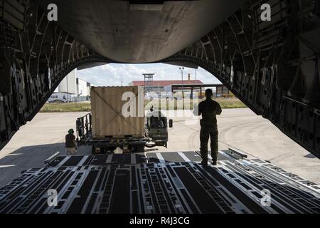 Navigant de première classe Logan Smith, arrimeur avec le 3e Escadron de transport aérien, Dover Air Force Base, Del., dirige à partir d'un cargo C-17 Globemaster III à Kelly Field (Texas), dans le cadre de l'opération patriote fidèle le 29 octobre 2018. Le C-17 Globemaster III a fourni du personnel navigant au Siège de transport aérien stratégique Entreprise, 89e Brigade de police militaire, Groupe de travail Griffin, qui se déploient à la frontière sud-ouest Région de soutenir et permettre aux Ministère de la sécurité intérieure et d'autres organismes d'application de la loi dans le cadre d'efforts coordonnés pour assurer notre frontière sud-ouest. Banque D'Images