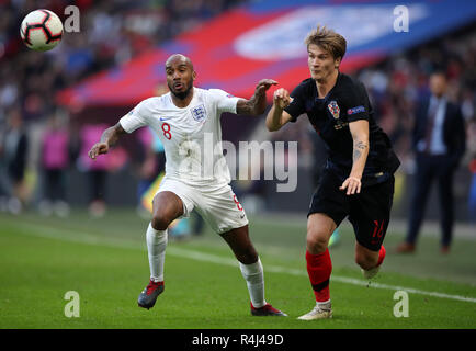 Fabian Delph de l'Angleterre (à gauche) et la Croatie a Tin Jedvaj bataille pour la balle Banque D'Images