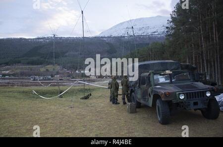 Les Marines américains avec 24e Marine Expeditionary Unit, participant à l'exercice Trident stade 18, stand up un champ utile de communiquer avec l'antenne US Marines sur l'USS New York situé dans la mer de Norvège en préparation pour voies de véhicules amphibie à venir à terre dans Alvund, la Norvège, le 30 octobre 2018. Stade Trident 18 améliore les États-Unis et ses alliés de l'Otan et partenaires capacité à travailler ensemble collectivement pour mener des opérations militaires dans des conditions difficiles. Banque D'Images