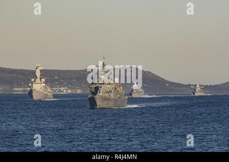 La frégate belge LOUISE-MARIE, navire de guerre ORUCEIS turc, et Sa Majesté suédoise et KARLSTAD NYKOPING Navires naviguer à travers le fjord de Trondheim au lever du soleil au cours de l'Exercice TRIDENT STADE Le 29 octobre 2018. Banque D'Images