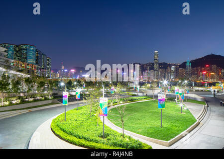 La grande vitesse ferroviaire West Kowloon et la plaza au crépuscule, Kowloon, Hong Kong Banque D'Images