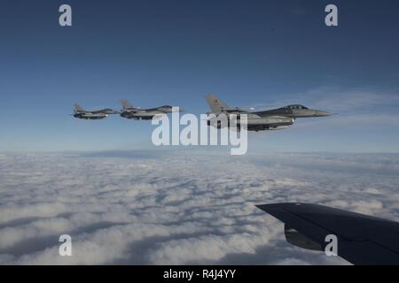 Trois F-16 Fighting Falcon belge voler aux côtés de l'US Air Force un Stratotanker KC-135 au cours de l'exercice Trident stade 18, dans l'espace aérien suédois, le 30 octobre 2018. L'exercice de l'OTAN comprend 31 pays et offre des occasions uniques de s'entraîner avec l'OTAN et de pays partenaires. Banque D'Images