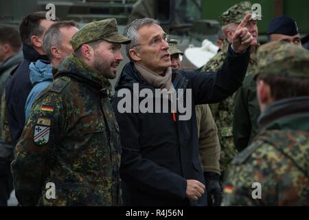 Le Secrétaire général de l'OTAN, Jens Stoltenberg, discute avec les soldats allemands au cours de l'Exercice TRIDENT STADE 2018 distingué visiteur Journée à Trondheim, Norvège, le 30 octobre 2018. Avec environ 50 000 membres du personnel participant à l'exercice Trident Stade 2018, c'est l'un des plus grands exercices de l'OTAN au cours des dernières années. Autour de 250 appareils, 65 navires et plus de 10 000 véhicules sont impliqués dans l'exercice en Norvège. Banque D'Images