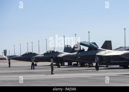 Les chefs d'équipage du 1er Escadron de maintenance des aéronefs, Langley Air Force Base, en Virginie, se préparent à lancer des avions de chasse F-22 Raptor, à la base aérienne Tyndall, en Floride, le 30 octobre 2018. Tyndall du personnel de soutien et d'autres bases ont travaillé sans relâche pour rétablir les systèmes de base essentiels et soutenir leurs camarades aviateurs. Banque D'Images