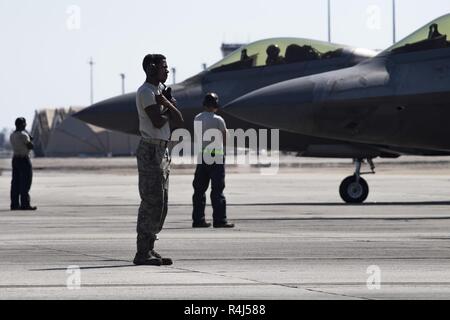 Les chefs d'équipage du 1er Escadron de maintenance des aéronefs, Langley Air Force Base, en Virginie, se préparent à lancer des avions de chasse F-22 Raptor, à la base aérienne Tyndall, en Floride, le 30 octobre 2018. Tyndall du personnel de soutien et d'autres bases ont travaillé sans relâche pour rétablir les systèmes de base essentiels et soutenir leurs camarades aviateurs. Banque D'Images