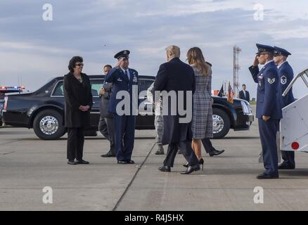 171e Ravitaillement en vol Le commandant de l'Escadre, le Colonel Mark Goodwill salue le Président Donald Trump et la Première Dame Melania Trump à mesure qu'ils sont l'Air Force One, près de Pittsburgh, le 30 octobre 2018. La visite du président Trump à Pittsburgh est survenue après que 11 personnes ont perdu la vie dans une attaque antisémite dans Squirrel Hill, 27 octobre, 2018. Banque D'Images