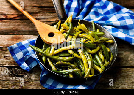 Haricots verts à l'estragon. selective focus Banque D'Images