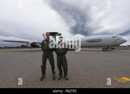 Us Air Force le Major Steve Fiore (droit) et les grands Jaremiah Weaver (à gauche), E-3 AWACS pilotes le 552nd Air Control Wing, les médias attendent en face de leurs avions à l'Orland Air Station, la Norvège au cours de l'exercice Trident stade 18 le 31 octobre, 2018. Stade Trident est une multinationale de l'OTAN qui améliore les relations professionnelles et améliore la coordination avec les pays alliés et partenaires des Nations unies. Cet exercice est le plus grand exercice de l'OTAN depuis 2002, réunissant plus de 50 000 militaires de 31 l'OTAN et les pays partenaires. Banque D'Images