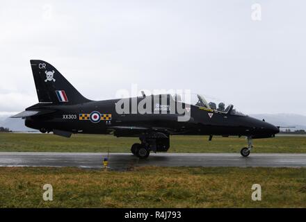 Un Royaume-uni Royal Air Force Hawk T1 avion décolle d'Orland Air Station, la Norvège au cours de l'exercice Trident stade 18 le 31 octobre, 2018. Stade Trident est une multinationale de l'OTAN qui améliore les relations professionnelles et améliore la coordination avec les pays alliés et partenaires des Nations unies. Cet exercice est le plus grand exercice de l'OTAN depuis 2002, réunissant plus de 50 000 militaires de 31 l'OTAN et les pays partenaires. Banque D'Images