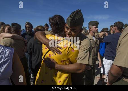 La nouvelle compagnie de marines Kilo, 3e Bataillon d'instruction des recrues, retrouver leurs proches en journée familiale au Marine Corps Recruter Depot San Diego, aujourd'hui. Après près de 13 semaines de formation, les Marines de la compagnie Kilo sera officiellement diplômée de l'instruction des recrues demain. Banque D'Images