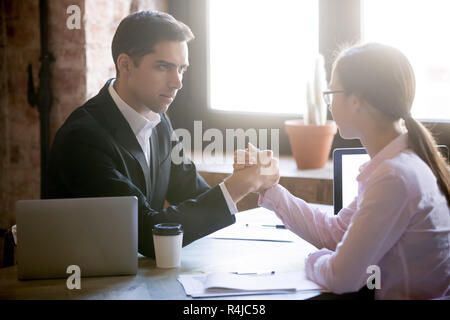 L'homme et la femme sont engagés dans des bras de fer. Banque D'Images