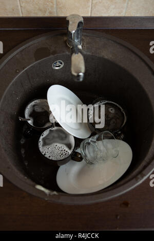 La vaisselle sale dans l'évier de cuisine Banque D'Images