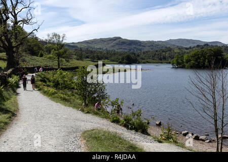 Aux côtés de l'eau voie Rydal dans le Lake District, UK Banque D'Images