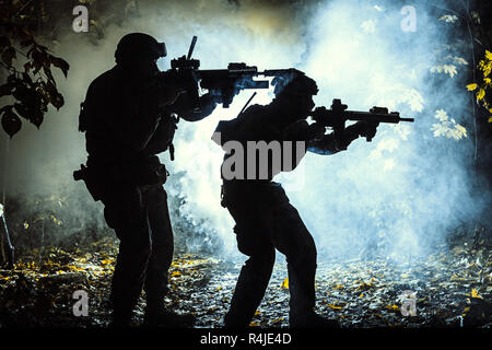 Silhouettes de soldats noirs Banque D'Images