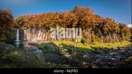 Chutes Shiraito avec autumn leaf dans Fujinomiya, Shizuoka, Japon. Banque D'Images