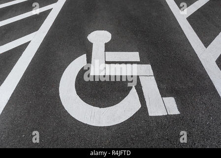 Personnes handicapées / Personnes handicapées parking sign peint sur la route d'asphalte. Banque D'Images