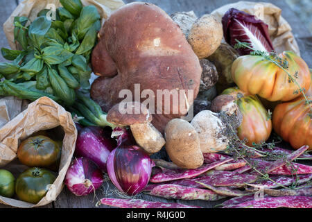 Produits bio frais prêts à être cuisinés pour le déjeuner Banque D'Images