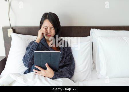 Businessman et de sentir une douleur oculaire et lying on bed Banque D'Images