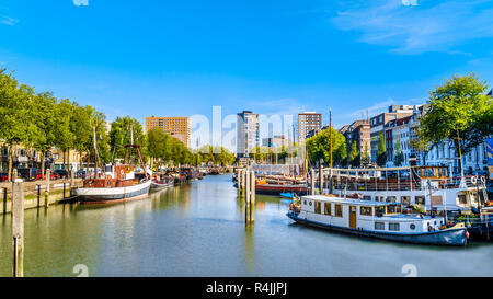 Les immeubles de grande hauteur moderne dans la ville de Rotterdam au canal Haringvliet aux Pays-Bas Banque D'Images