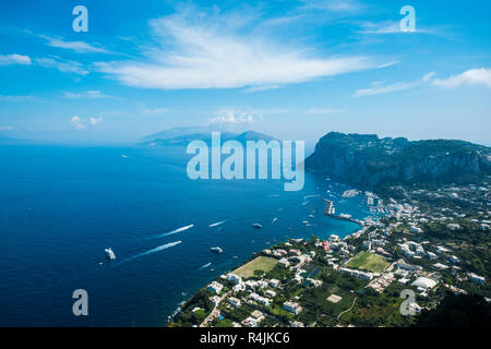 Vue aérienne de la ville de Sorrente et Naples Vulcan Vésuve avec en arrière-plan. Ciel bleu et la mer avec les bateaux de croisières et de touristes à bord prêt à liv Banque D'Images