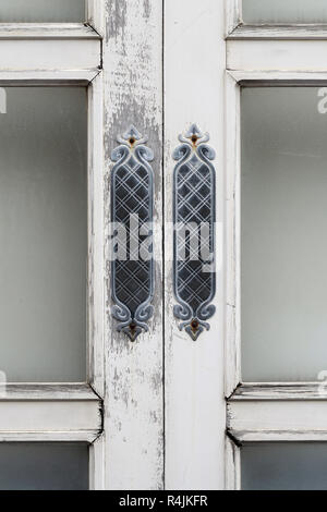 Partie de l'ancienne porte en bois avec poignée en métal Banque D'Images