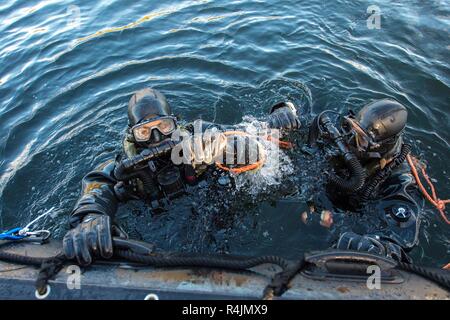 Les plongeurs de la Marine royale néerlandaise HNLMS Makkum chasseurs de mines antipersonnel dans le cadre de l'exercice de plongée, le 27 octobre 2018 dans le cadre d'un exercice au cours de l'exercice Trident critique dans les fjords près de Molde, Norvège. Avec environ 50 000 membres du personnel participant à l'exercice Trident Stade 2018, c'est l'un des plus grands exercices de l'OTAN au cours des dernières années. Autour de 250 appareils, 65 navires et plus de 10 000 véhicules sont impliqués dans l'exercice en Norvège. Banque D'Images