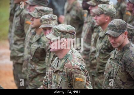 FORT BENNING, en Géorgie (oct. 26, 2018) -- Sous-secrétaire de l'Armée D. Ryan McCarthy parle à la brigade aéroportée et Ranger ranger l'obtention du diplôme de formation à l'étang de la Victoire à Fort Benning, Géorgie, le 26 octobre. McCarthy, qui a passé cinq ans dans l'armée, a été impliqué dans des opérations de combat en Afghanistan à l'appui de l'opération Enduring Freedom avec le 75e régiment de Rangers, U.S. Special Operations Command. Banque D'Images