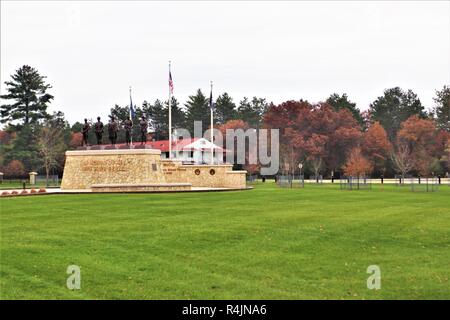 Couleurs d'automne peut être vu à Veteran's Memorial Plaza à l'occasion de cette région le 26 octobre 2018, à Fort McCoy, Wisconsin (Etats-Unis) La zone commémorative se compose de cinq seconde guerre mondiale bâtiments mis de côté pour vous aider Dites Fort McCoy's histoire unique. Ces installations sont représentatifs des types trouvés dans la zone de cantonnement lorsqu'il a été construit en 1942. La zone comprend également le centre historique, l'équipement individuel, et le Veteran's Memorial Plaza. Banque D'Images