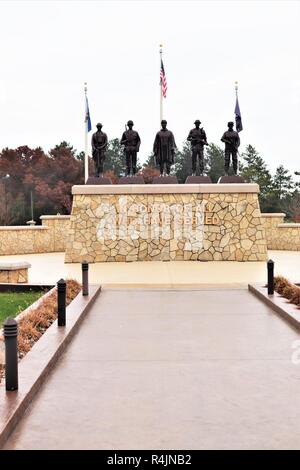 Couleurs d'automne peut être vu à Veteran's Memorial Plaza à l'occasion de cette région le 26 octobre 2018, à Fort McCoy, Wisconsin (Etats-Unis) La zone commémorative se compose de cinq seconde guerre mondiale bâtiments mis de côté pour vous aider Dites Fort McCoy's histoire unique. Ces installations sont représentatifs des types trouvés dans la zone de cantonnement lorsqu'il a été construit en 1942. La zone comprend également le centre historique, l'équipement individuel, et le Veteran's Memorial Plaza. Banque D'Images