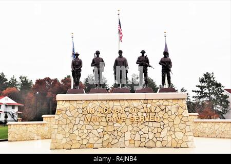 Couleurs d'automne peut être vu à Veteran's Memorial Plaza à l'occasion de cette région le 26 octobre 2018, à Fort McCoy, Wisconsin (Etats-Unis) La zone commémorative se compose de cinq seconde guerre mondiale bâtiments mis de côté pour vous aider Dites Fort McCoy's histoire unique. Ces installations sont représentatifs des types trouvés dans la zone de cantonnement lorsqu'il a été construit en 1942. La zone comprend également le centre historique, l'équipement individuel, et le Veteran's Memorial Plaza. Banque D'Images