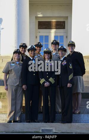 Pnlp - chefs et les premiers maîtres de se réunir pour une photo de groupe portant leur combinaison ou 'couvre' godet. Le dernier jour pour les chefs et les premiers maîtres à porter le seau est le 31 octobre 2018. Banque D'Images