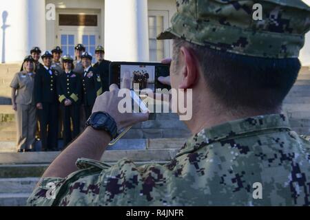 Pnlp - chefs et les premiers maîtres de se réunir pour une photo de groupe portant leur combinaison ou 'couvre' godet. Le dernier jour pour les chefs et les premiers maîtres à porter le seau est le 31 octobre 2018. Banque D'Images