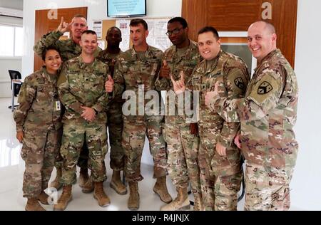 Le colonel commandant de la 38e Martindale Kim Brigade de maintien en puissance et le colonel Todd Erskine de la 300e Brigade de soutien a effectué une visite sur place à la formation commune Centre - Jordanie (JTC), de la CCCM, et H5 du 23 octobre 2018 au 25 octobre 2018. Au cours de la circulation du champ de bataille l'équipe de commandement a visité les finances, les douanes, les postes et les affaires mortuaires des soldats. Banque D'Images