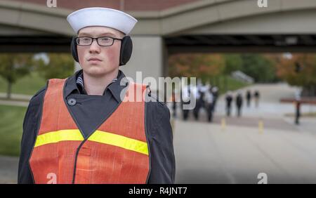 Grands Lacs, Illinois (oct. 29, 2018), une recrue est prêt à poster comme un garde de la route pour arrêter la circulation du véhicule pour sa division comme ils marcher en formation au commandement de l'instruction des recrues. Plus de 30 000 recrues par année d'études supérieures de la marine est que boot camp. Banque D'Images