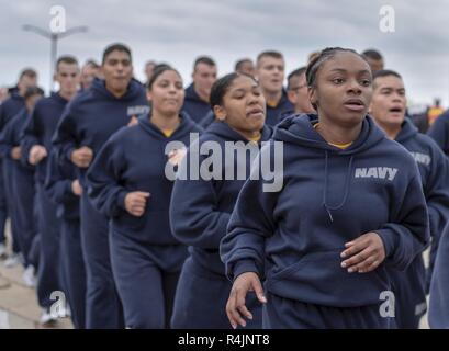 Grands Lacs, Illinois (oct. 29, 2018) Recrute courir à la formation durant une session d'entraînement physique à la commande d'entraînement des recrues. Plus de 30 000 recrues par année d'études supérieures de la marine est que boot camp. Banque D'Images